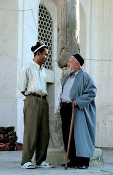 בפתח מדרסה בבוכרה, אוזבקיסטן
