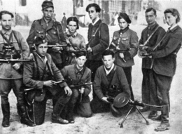 אבא קובנר (באמצע) בקרב הפרטיזנים