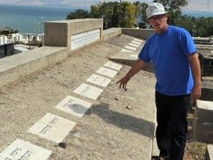 חיים חצב מצביע באנדרטה לנירצחים