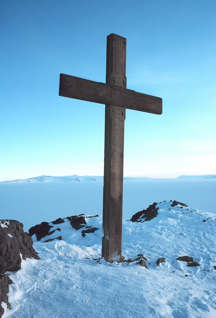 800px-Cross_on_Observation_Hill_-_Scott_memorial_resize
