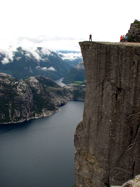 כס המטיף - פרייקסטולן Preikestolen הצילום באדיבות Wikipedia Preikestolen