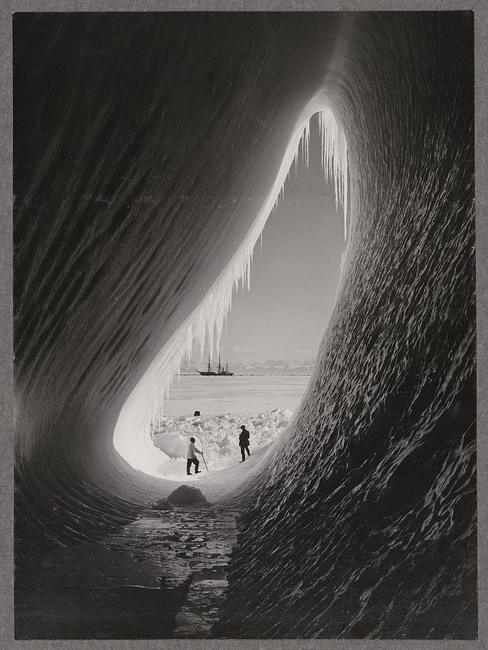 Grotto_in_an_iceberg_resize
