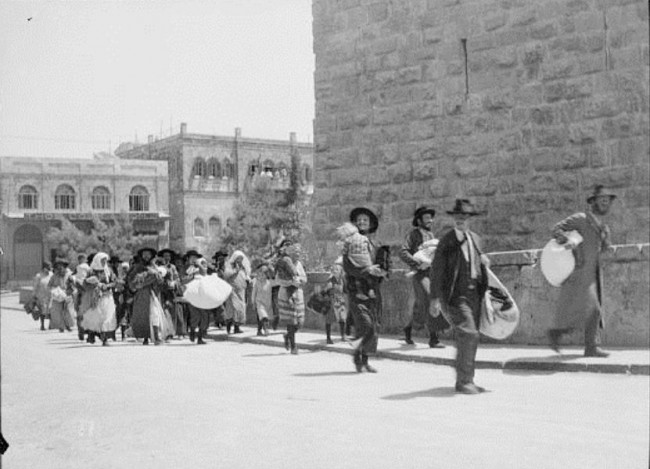 Jews_flee_the_Old_City_of_Jerusalem_August_1929
