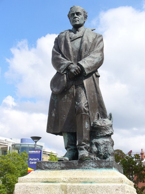 Robert_Falcon_Scott_Statue_Portsmouth Historic Dockyard,_resize